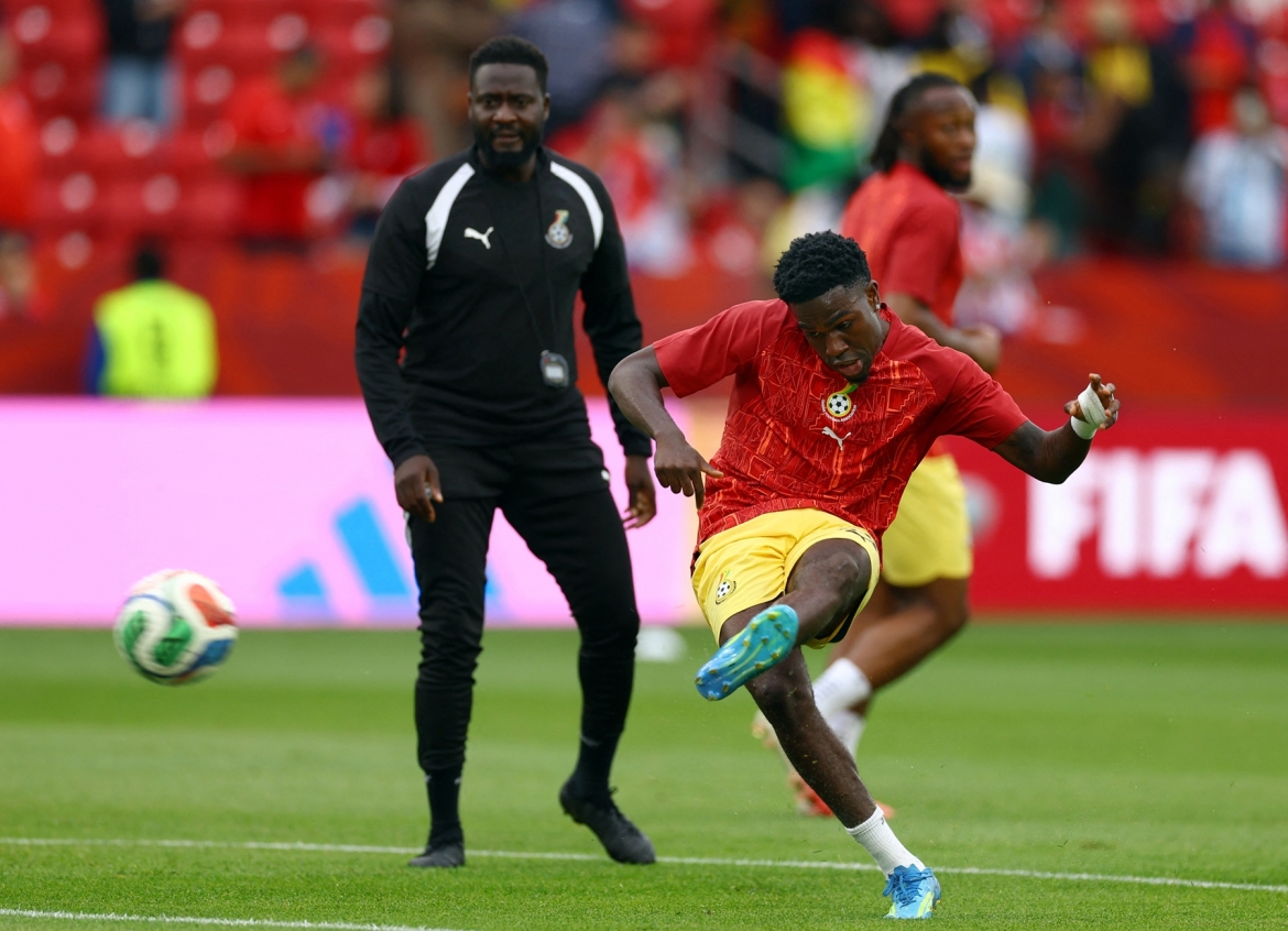 Các cầu thủ Ghana khởi động. (Ảnh: Reuters)