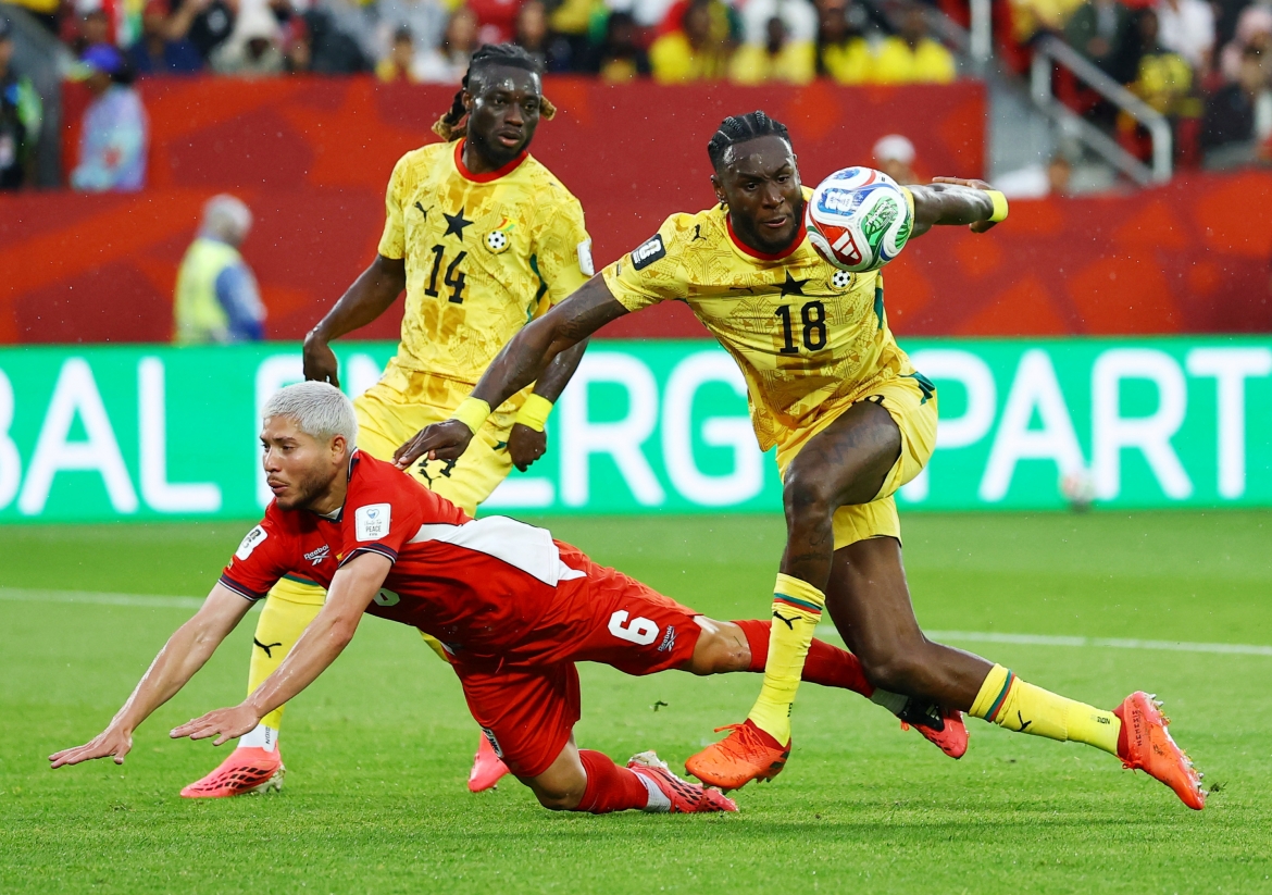 Tình huống Martinez ngã trong vòng cấm Ghana. (Ảnh: Reuters)