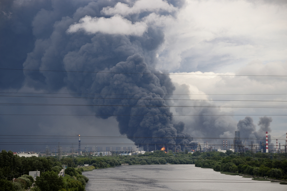 Khói dày đặc bốc lên sau cuộc tấn công của Ukraine vào Moscow ngày 18/6. Ảnh: Reuters