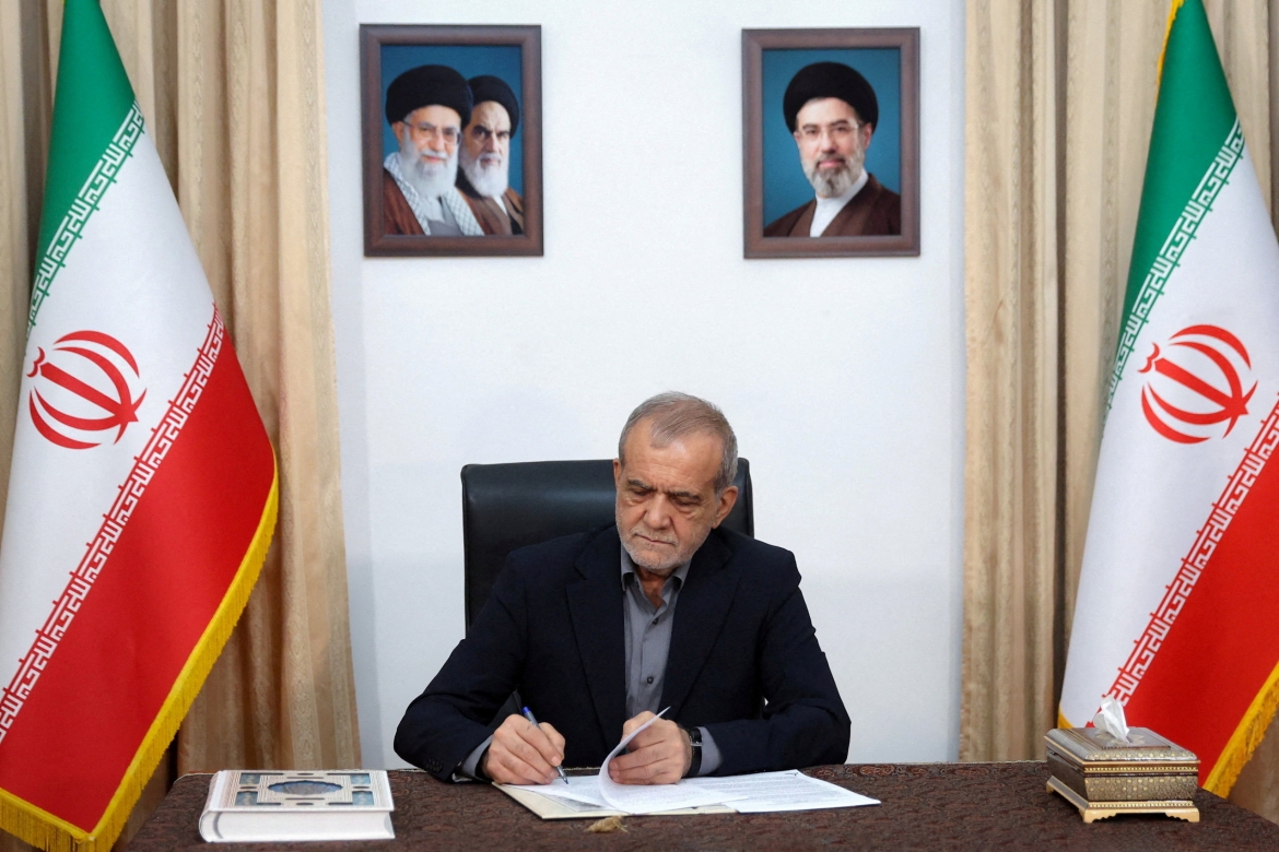 Tổng thống Iran Masoud Pezeshkian ký Biên bản ghi nhớ với Mỹ ngày 18/6 tại thủ đô Tehran (Ảnh: Reuters)