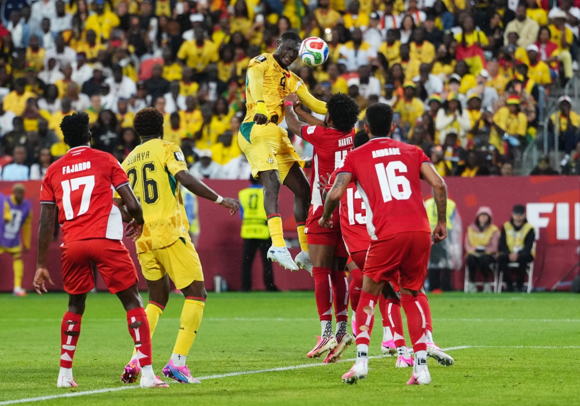 Pha không chiến của Adjetey. (Ảnh: Reuters)