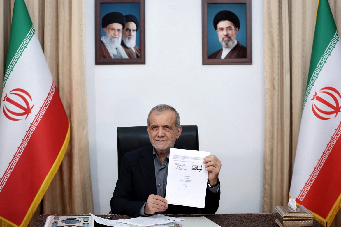 Tổng thống Iran Masoud Pezeshkian chụp hình với bản cứng Bản ghi nhớ hợp tác với Mỹ tại Tehran ngày 18/6/2026 (Ảnh: Reuters)
