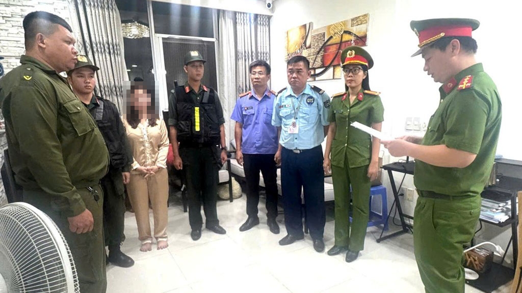 Cơ quan chức năng thi hành lệnh khám xét khẩn cấp tại nhà đối tượng Trần Thị Thu Hà