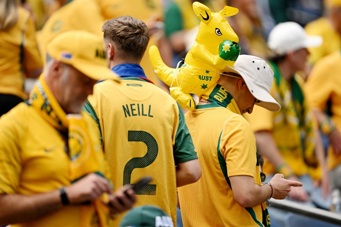 CĐV Australia mang theo biểu tượng chuột túi tới cổ vũ đội nhà. (Ảnh: Reuters)