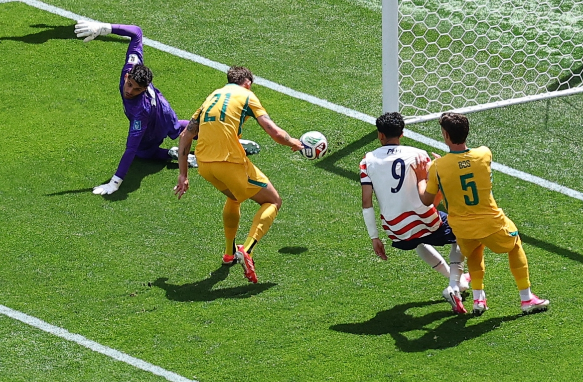 Burgess (số 21) đá phản lưới nhà khiến Australia nhận bàn thua. (Ảnh: Reuters)