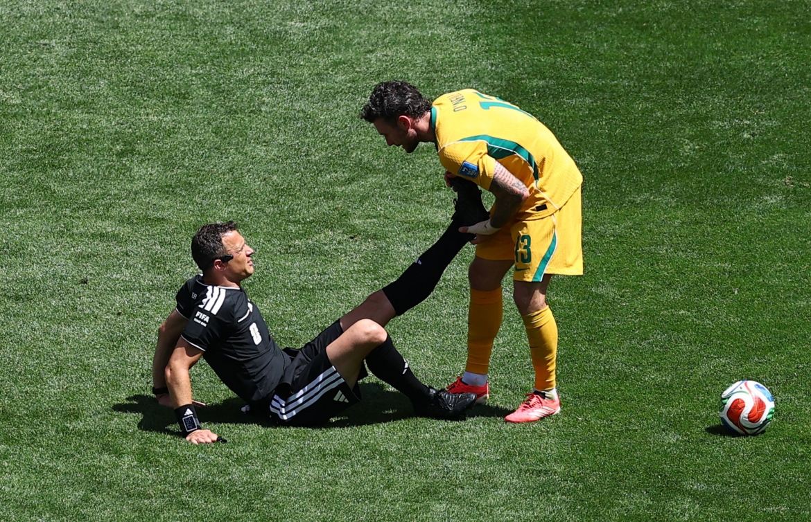 Trọng tài Felix Zwayer bất ngờ bị chuột rút ở những phút bù giờ trong trận Mỹ 2-0 Australia và tạo nên tình huống hy hữu tại World Cup 2026.