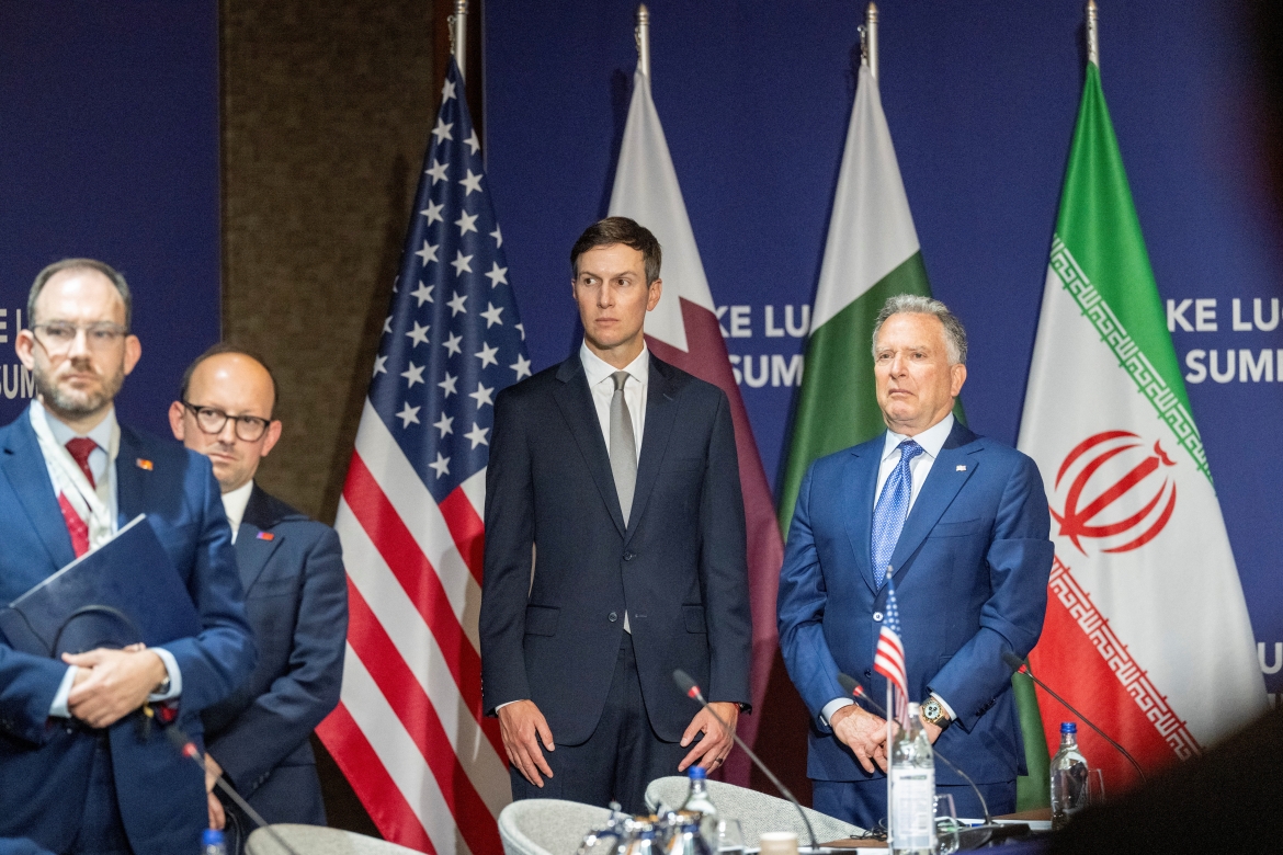 Các đặc phái viên Mỹ Steve Witkoff (bìa phải) và ông Jared Kushner (giữa), thành viên phái đoàn Mỹ, tham dự Hội nghị Thượng đỉnh Hồ Lucerne tại khu nghỉ dưỡng Bürgenstock, Thụy Sĩ, ngày 21/6. Ảnh: Reuters