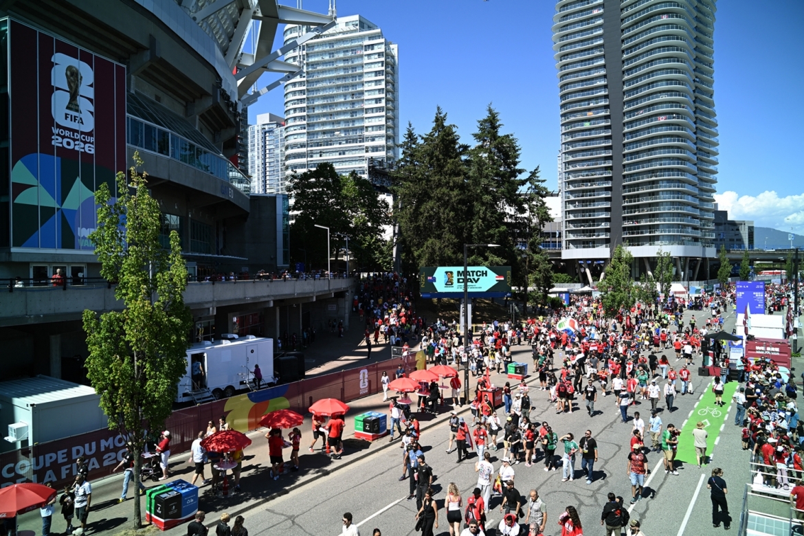 Các CĐV đổ về sân BC Place Vancouver. (Ảnh: Reuters)