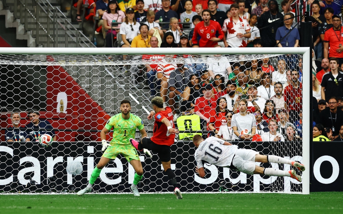 Ashour bỏ lỡ cơ hội trước khung thành New Zealand. (Ảnh: Reuters)