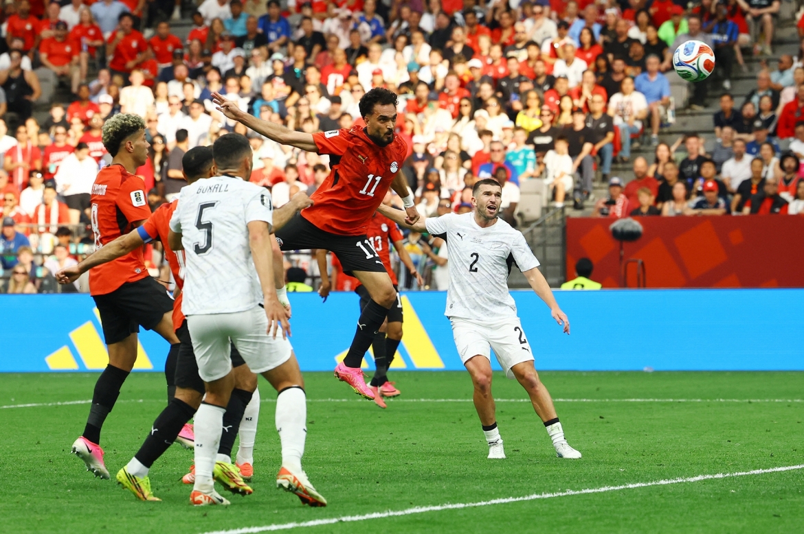 Cú đánh đầu thành bàn của Zico. (Ảnh: Reuters)