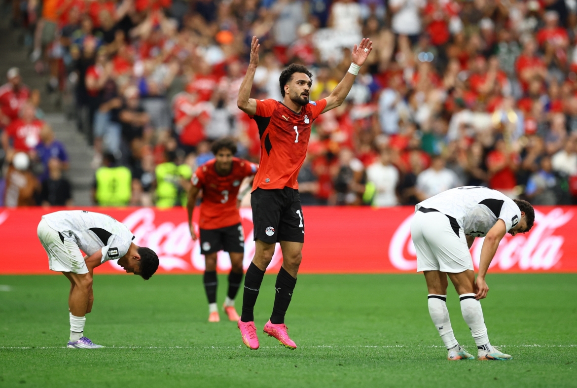 Zico vừa ghi bàn, vừa kiến tạo trước New Zealand. (Ảnh: Reuters)