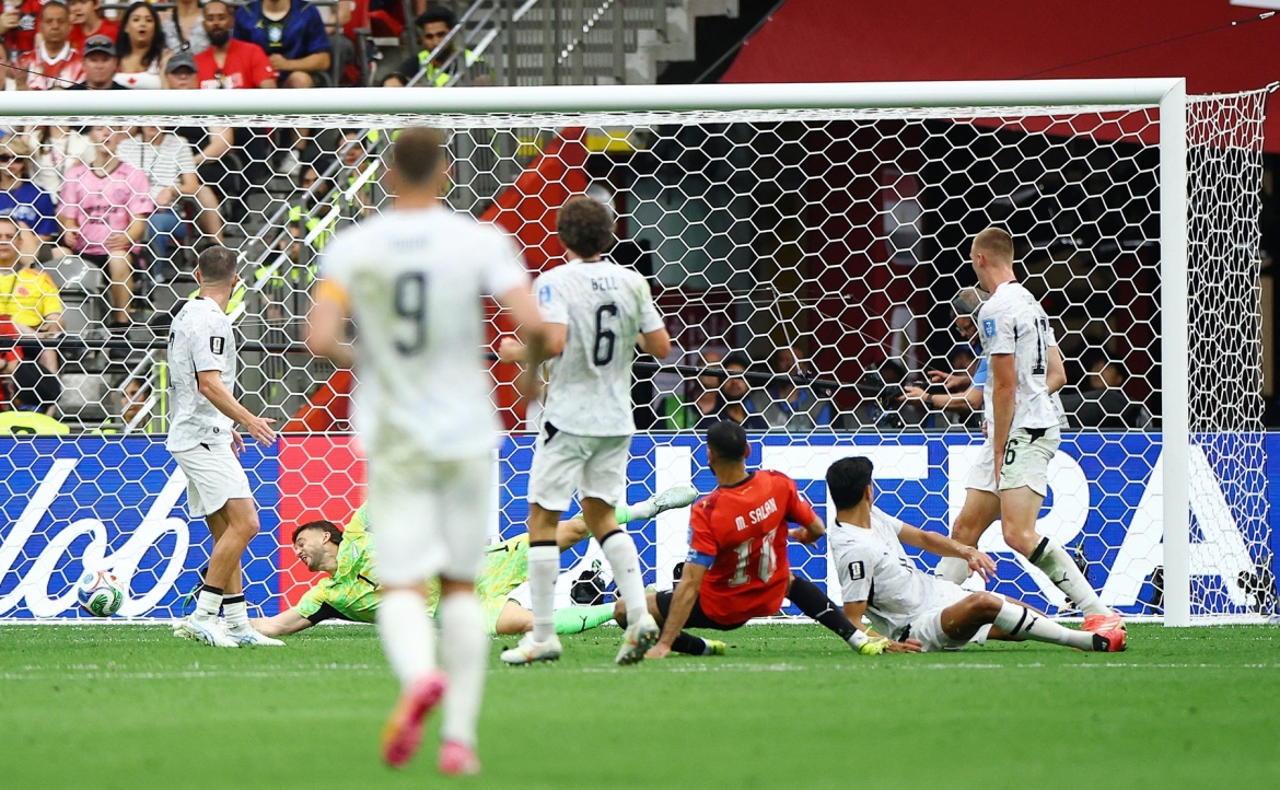 Salah dứt điểm thành bàn giữa vòng vây của các cầu thủ New Zealand. (Ảnh: Reuters)