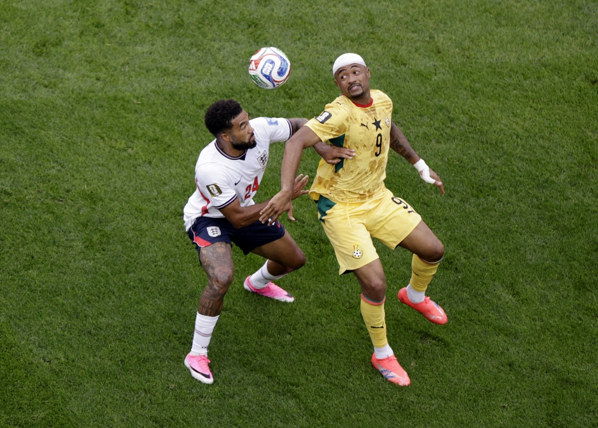 Ayew tiếp tục thi đấu với băng trắng ở trên đầu. (Ảnh: Reuters)