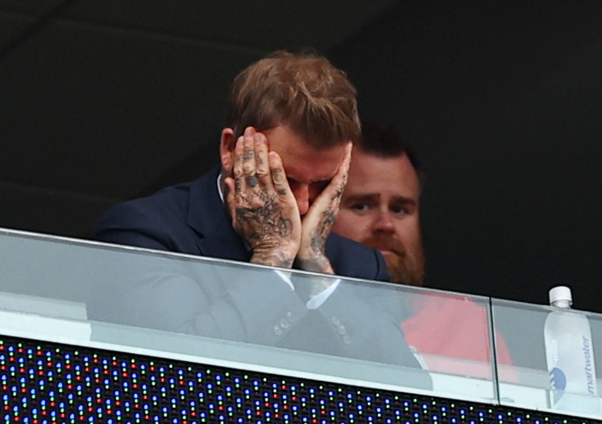 David Beckham ôm mặt thất vọng trên khán đài khi chứng kiến Anh bị Ghana cầm hòa. (Ảnh: Reuters)