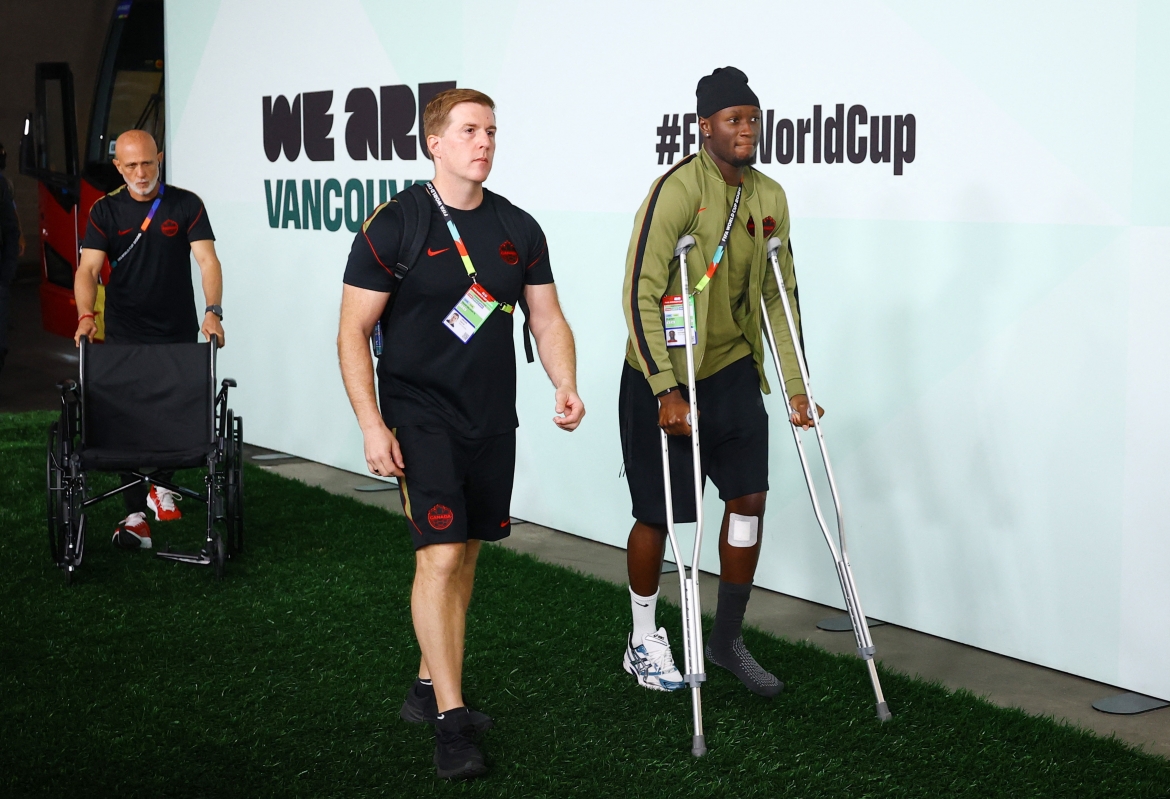 Tiền vệ Ismael Kone dính chấn thương nặng nhưng vẫn đồng hành cùng toàn đội Canada. (Ảnh: Reuters)