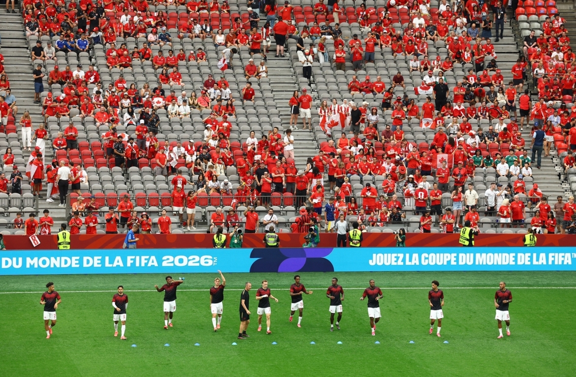 Các cầu thủ Canada khởi động. (Ảnh: Reuters)