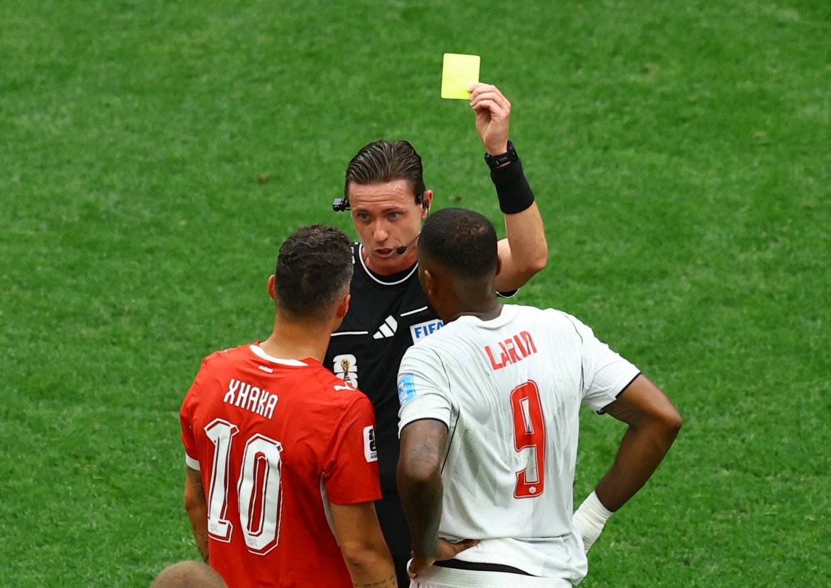 Xhaka và Larin đều phải nhận án phạt từ trọng tài. (Ảnh: Reuters)