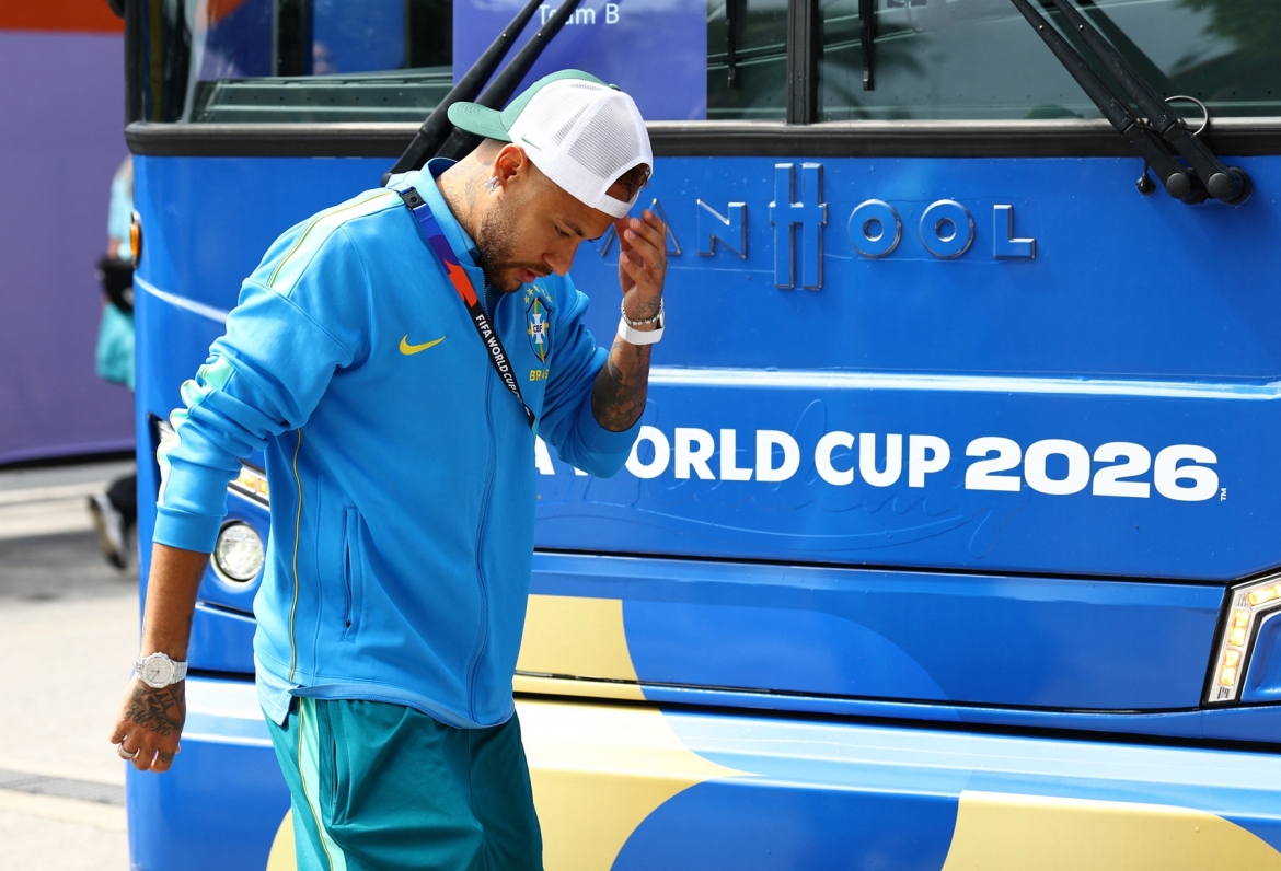 Neymar cùng các thành viên Brazil tới sân. (Ảnh: Reuters)