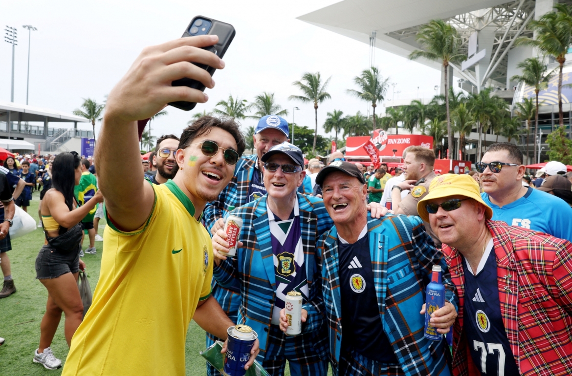 CĐV Brazil và CĐV Scotland chia sẻ niềm vui trước trận đấu. (Ảnh: Reuters)