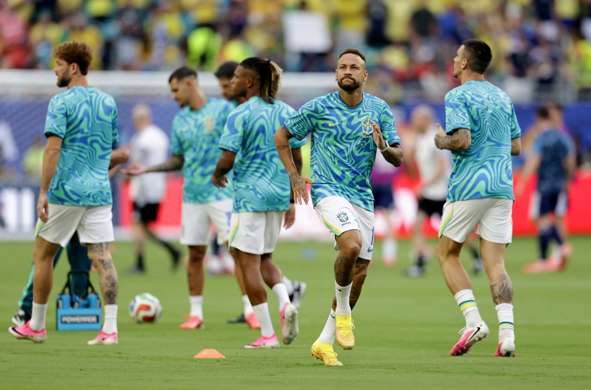 Các cầu thủ Brazil khởi động. (Ảnh: Reuters)