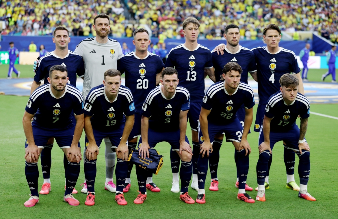 Scotland sử dụng trang phục màu xanh thẫm. (Ảnh: Reuters)