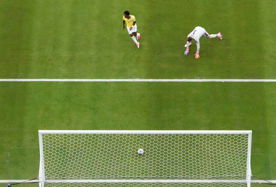 Vinicius trừng phạt sai lầm của Scotland. (Ảnh: Reuters)
