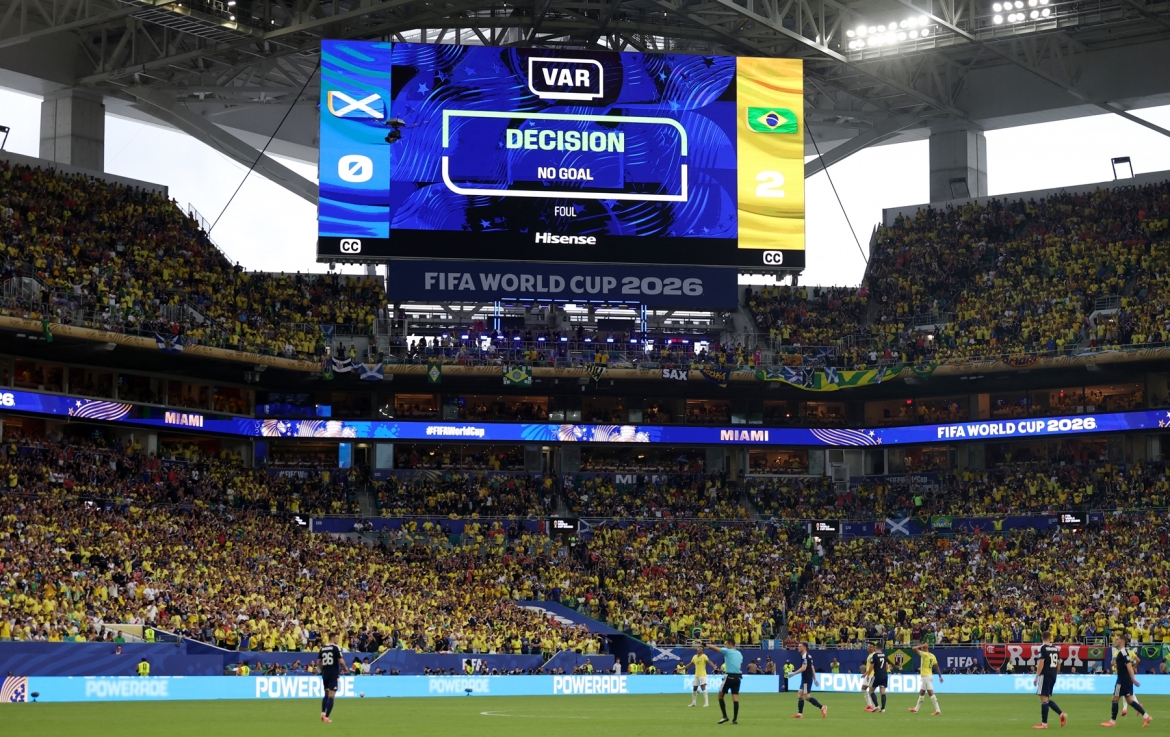 Brazil không được công nhận bàn thắng sau khi VAR can thiệp. (Ảnh: Reuters)