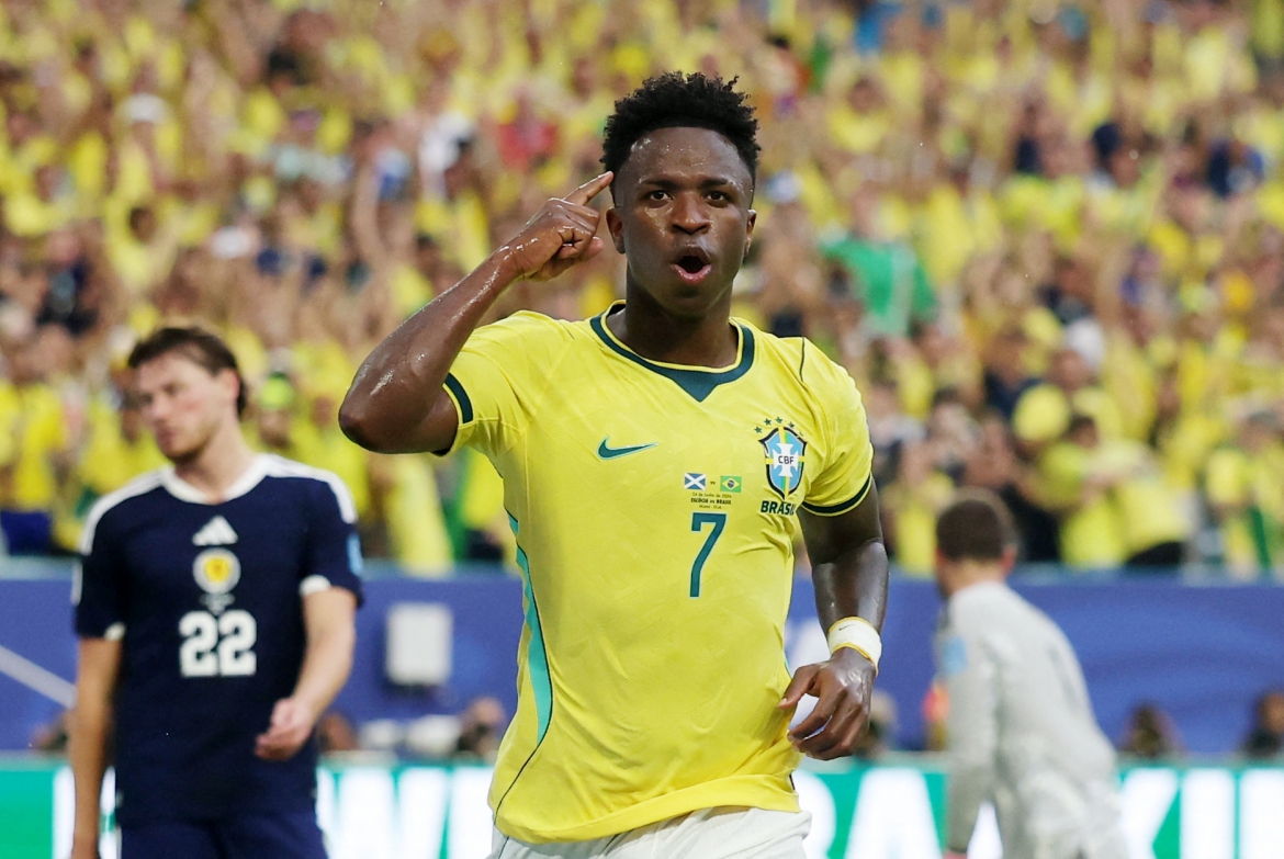 Vinicius lập cú đúp vào lưới Scotland. (Ảnh: Reuters)
