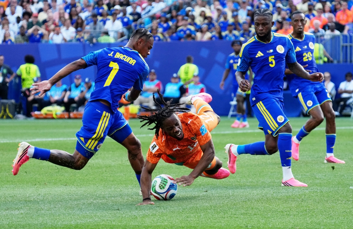 Tình huống Wahi ngã trong vòng cấm Curacao. (Ảnh: Reuters)