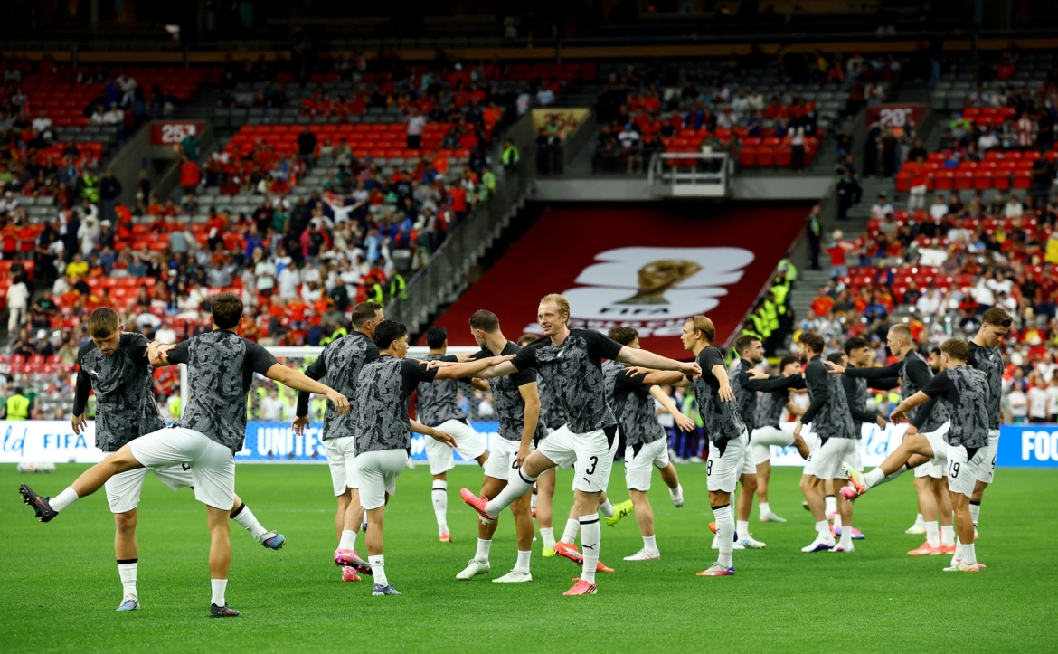 Các cầu thủ New Zealand khởi động. (Ảnh: Reuters)