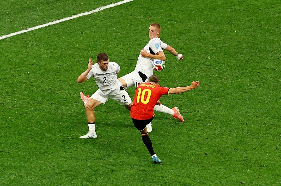 Trossard sút bóng trúng tay Surman. (Ảnh: Reuters)