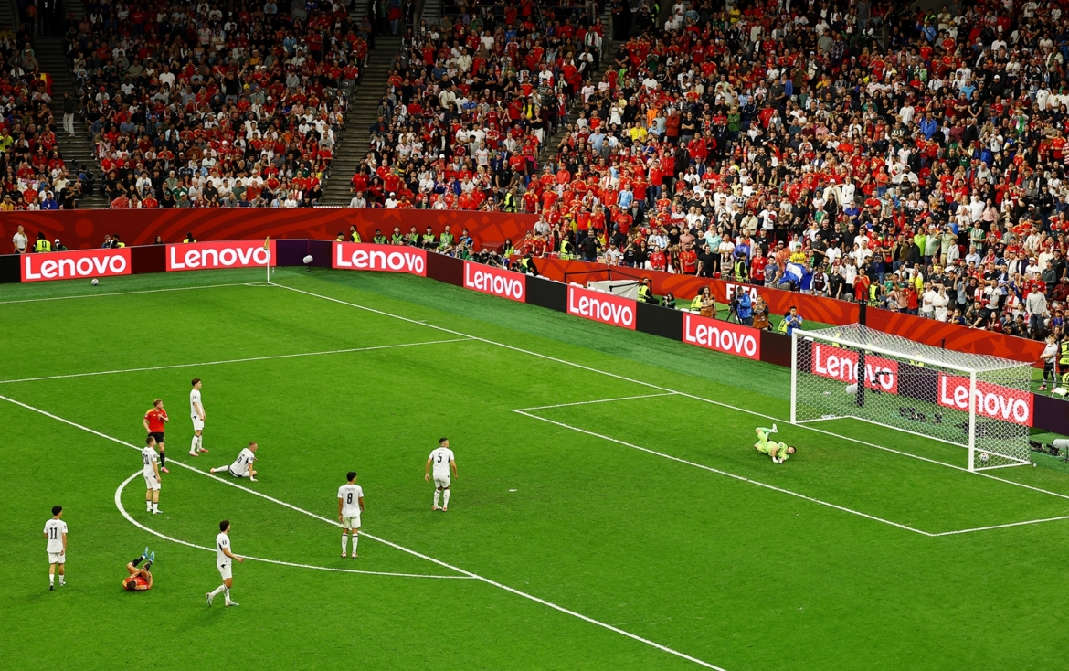 De Bruyne xé lưới New Zealand với cú sút đẹp mắt. (Ảnh: Reuters)