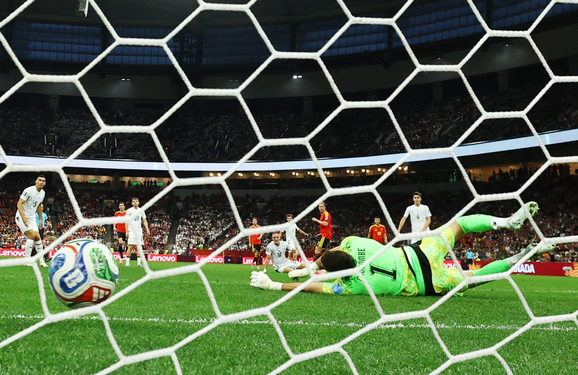 De Bruyne xé lưới New Zealand với cú sút chìm hiểm hóc. (Ảnh: Reuters)