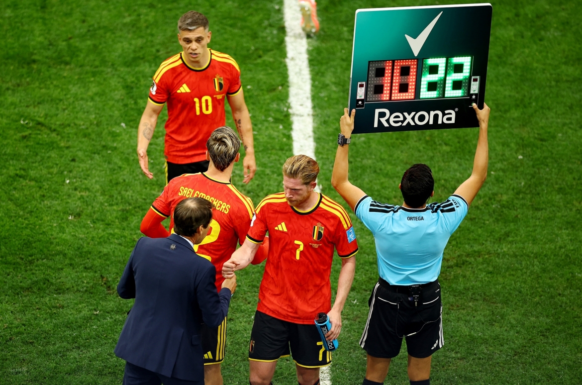 De Bruyne rời sân cùng Trossard ngay sau khi ghi bàn. (Ảnh: Reuters)