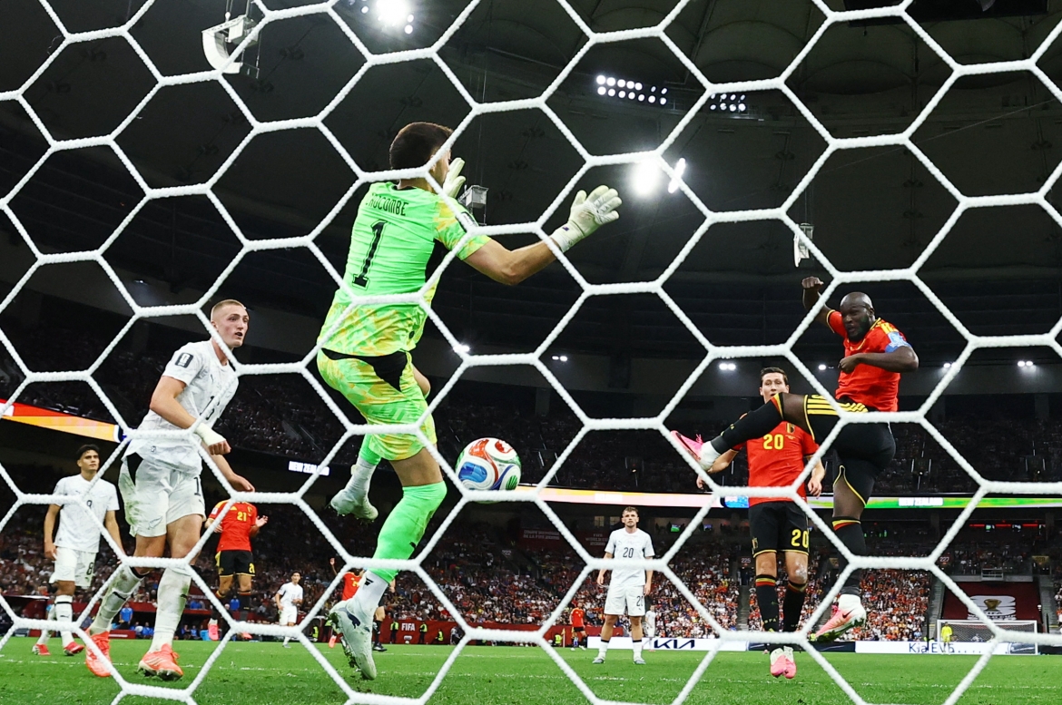 Lukaku đánh đầu cận thành tung lưới New Zealand. (Ảnh: Reuters)