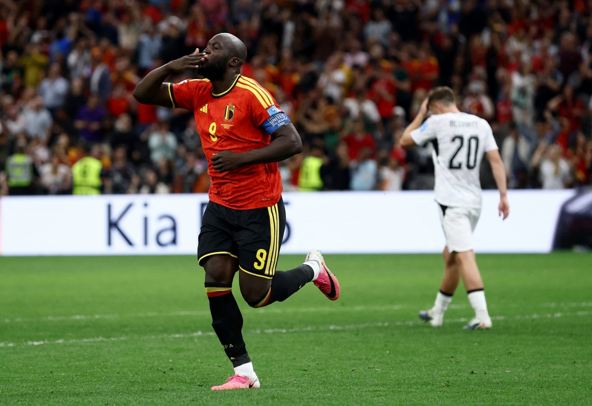 Lukaku vừa ghi bàn vừa kiến tạo sau khi vào sân từ ghế dự bị. (Ảnh: Reuters)