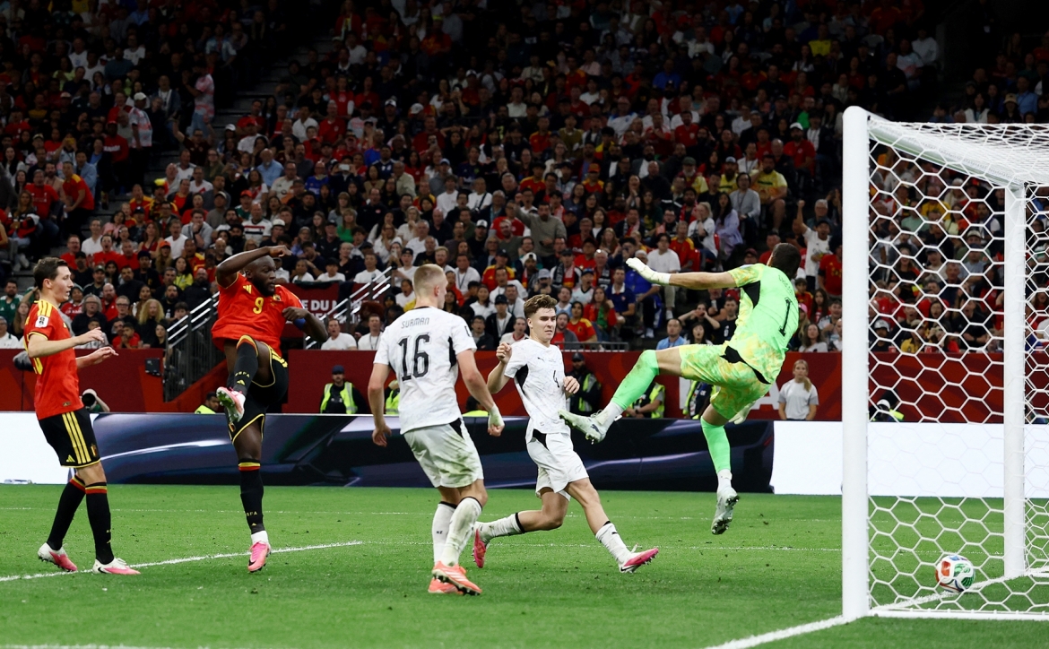 Lukaku đánh đầu nâng tỷ số lên 4-1 cho Bỉ ở phút 86. (Ảnh: Reuters)