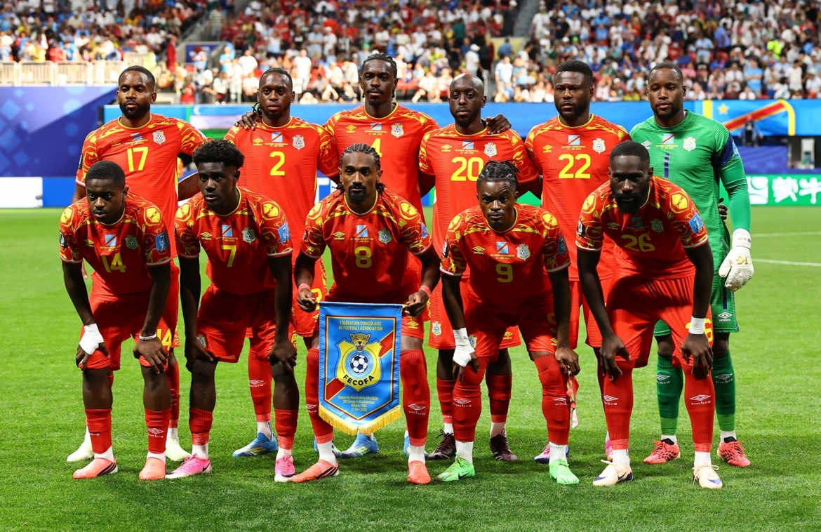 CHDC Congo ra sân trong màu áo đỏ. (Ảnh: Reuters)