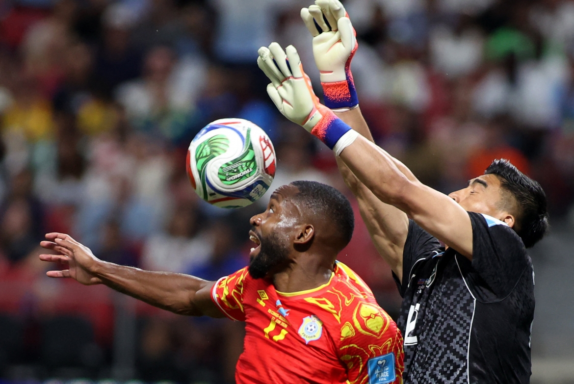 Pha tranh chấp bóng bổng giữa thủ môn Nematov và Bakambu. (Ảnh: Reuters)