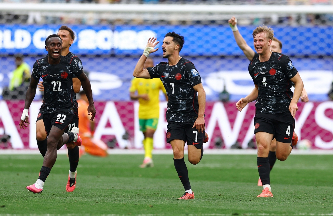 Eustaquio (số 7) ghi bàn duy nhất giúp Canada thắng Nam Phi 1-0. (Ảnh: Reuters)