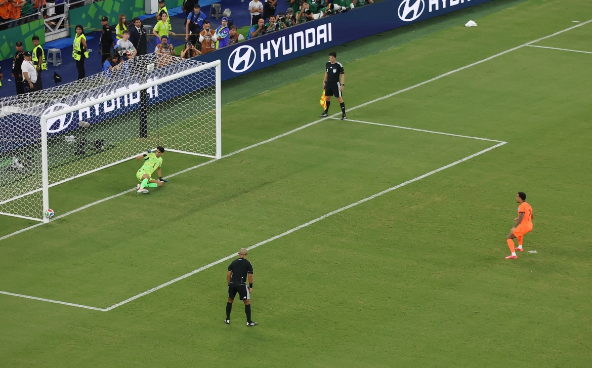 Kluivert sút bóng dội cột dọc. (Ảnh: Reuters)