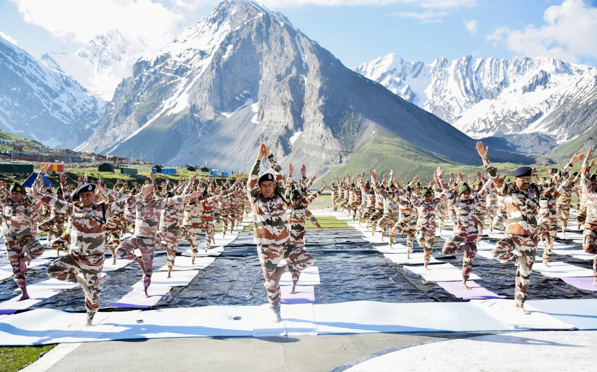 Tại Ấn Độ, yoga ngày nay gần như phổ cập ở mọi lứa tuổi, nghề nghiệp, tầng lớp trong xã hội. Trong ảnh, Tổng giám đốc Lực lượng Cảnh sát Biên giới Ấn Độ - Tây Tạng (ITBP) Shatrujeet Singh Kapur cùng các binh sỹ của lực lượng bán vũ trang này thực hành yoga tại một căn cứ ở quận Anantnag, vùng lãnh thổ Kashmir, Tây Bắc đất nước. (Ảnh: ANI)