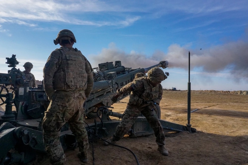 Binh lính thuộc Trung đoàn Kỵ binh số 3 bắn pháo M777A2 tại Căn cứ Saham, Iraq (Ảnh: CENTCOM)