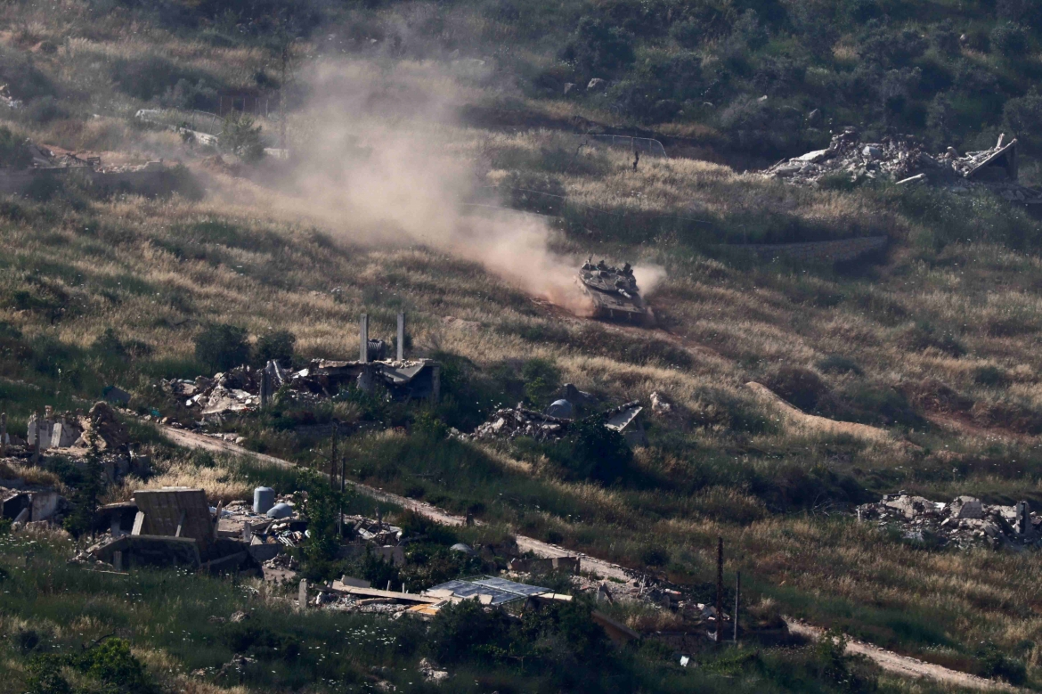 Một chiếc xe tăng của quân đội Israel di chuyển ở miền nam Lebanon (Ảnh: Reuters)