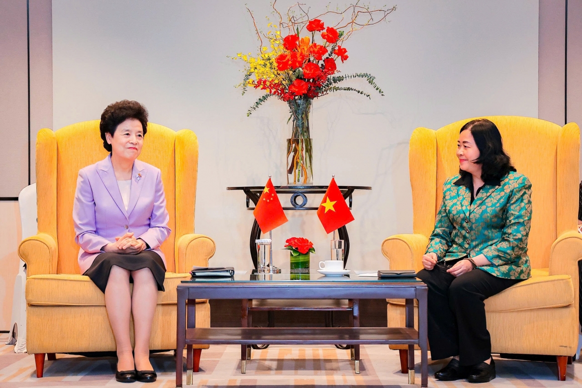 Bà Bùi Thị Minh Hoài - Ủy viên Bộ Chính trị, Bí thư Trung ương Đảng, Chủ tịch Ủy ban Trung ương Mặt trận Tổ quốc Việt Nam thân mật tiếp bà Hàm Huy, Phó Chủ tịch Chính hiệp toàn quốc Trung Quốc.