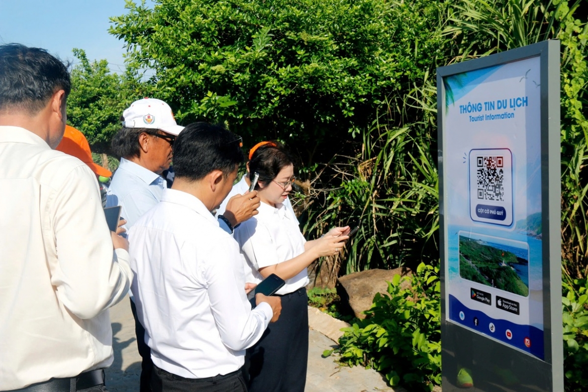 Du khách có thể quét mã QR để tìm hiểu các điểm đến tại đặc khu Phú Quý. Ảnh: B.H