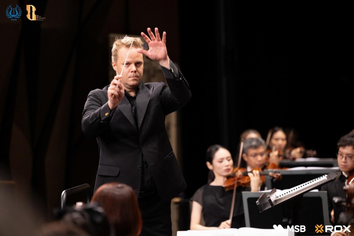 Sinh ra tại Phần Lan - quê hương của Jean Sibelius, nhạc trưởng Kalle Kuusava dẫn dắt khán giả bước vào Finlandia, tác phẩm được xem như biểu tượng tinh thần của người Phần Lan và là một trong những dấu ấn tiêu biểu của giao hưởng Bắc Âu.