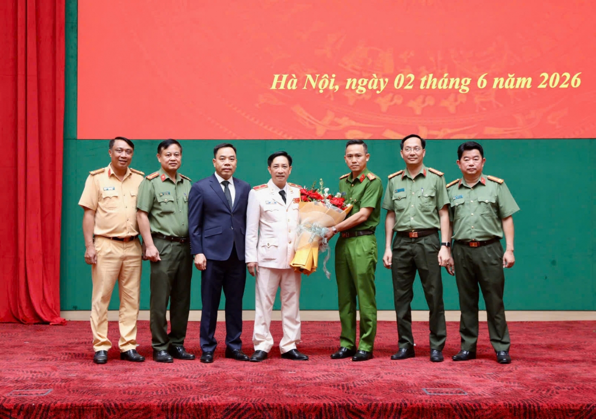 Ban Giám đốc và đại diện lãnh đạo các Phòng nghiệp vụ Công an tỉnh Sơn La chúc mừng Thiếu tướng Nguyễn Minh Tuấn