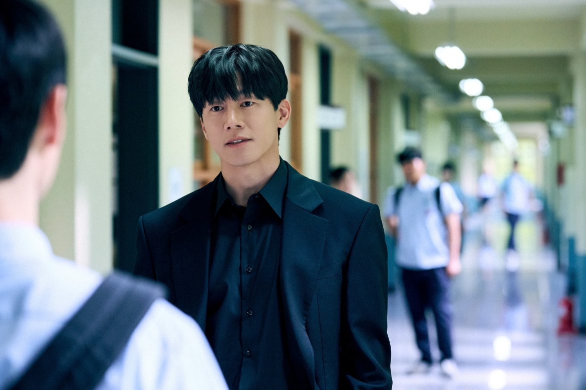 Kim Mu Yeol gây sốt với vai thanh tra giáo dục trong Teach You A Lesson