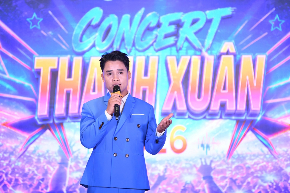 Ca sĩ Hồ Văn Kãnh biểu diễn tại họp báo